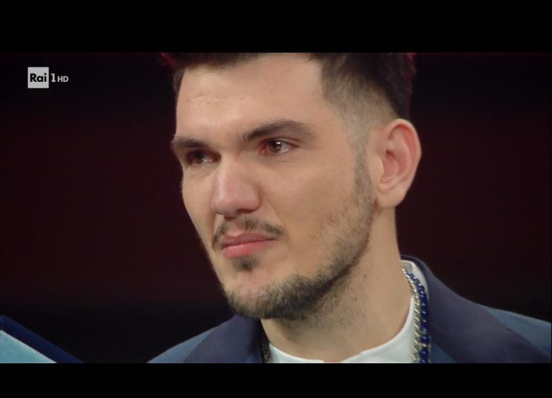 Gaudiano, commosso, vince la categoria Nuove Proposte a Sanremo 2021 con Polvere da sparo