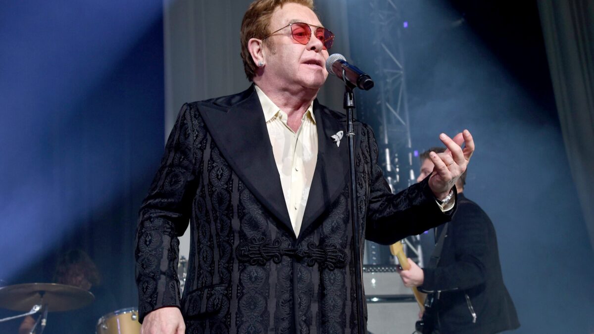 Elton John contro l’ipocrisia del Vaticano: “Niente benedizione per le unioni gay e investe milioni sul mio film “Rocketman”?”
