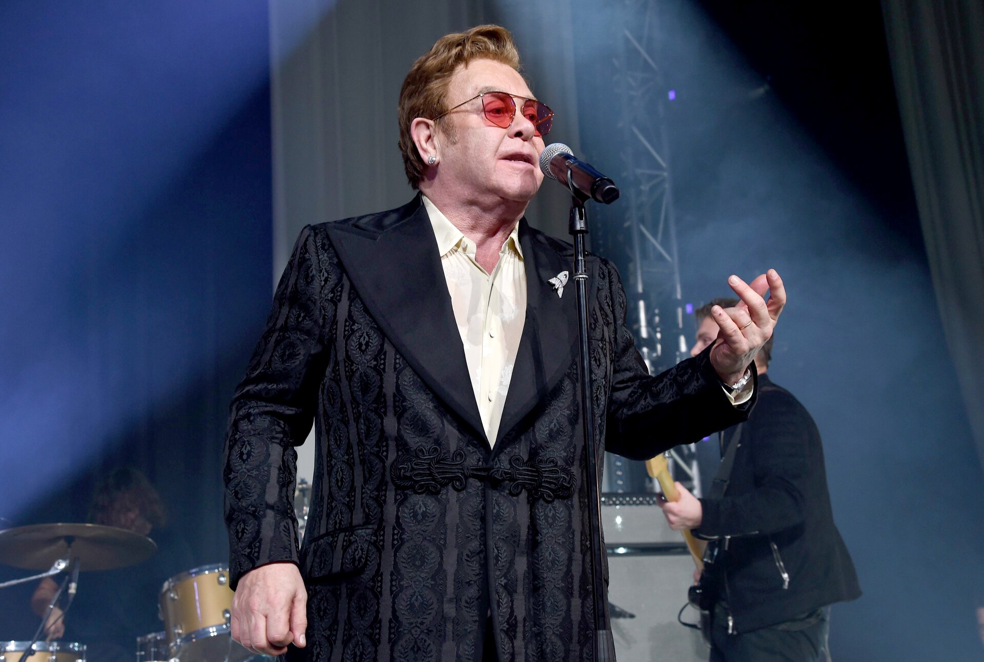 Elton John contro l’ipocrisia del Vaticano: “Niente benedizione per le unioni gay e investe milioni sul mio film “Rocketman”?”