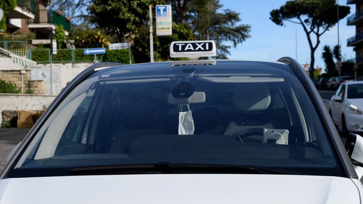 Taxi gratis a Roma per gli over 80 da vaccinare: un esempio da emulare
