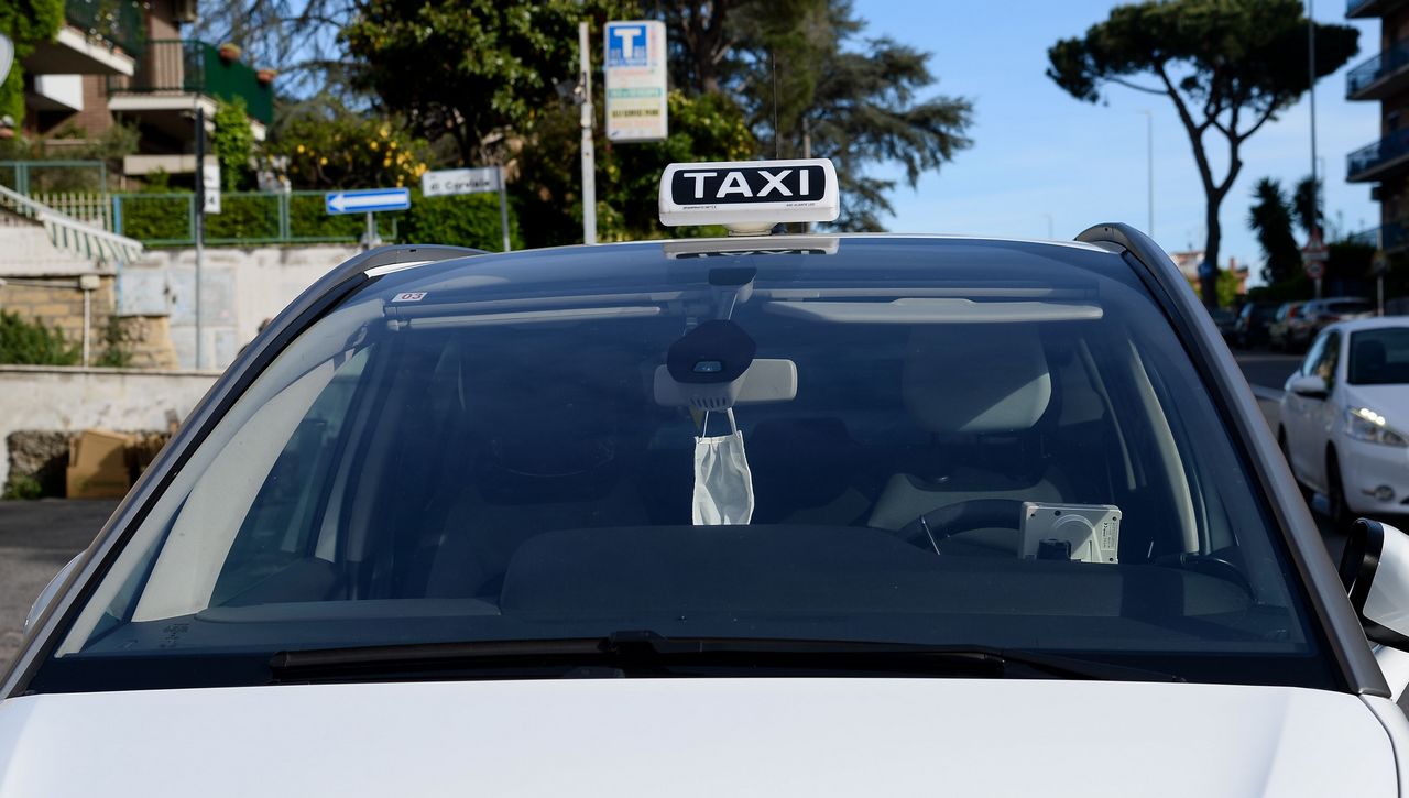 Taxi gratis a Roma per gli over 80 da vaccinare: un esempio da emulare
