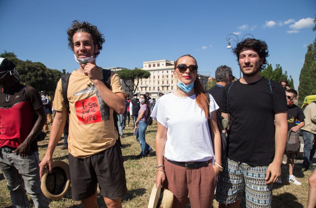 Le Sardine occupano la sede del PD
