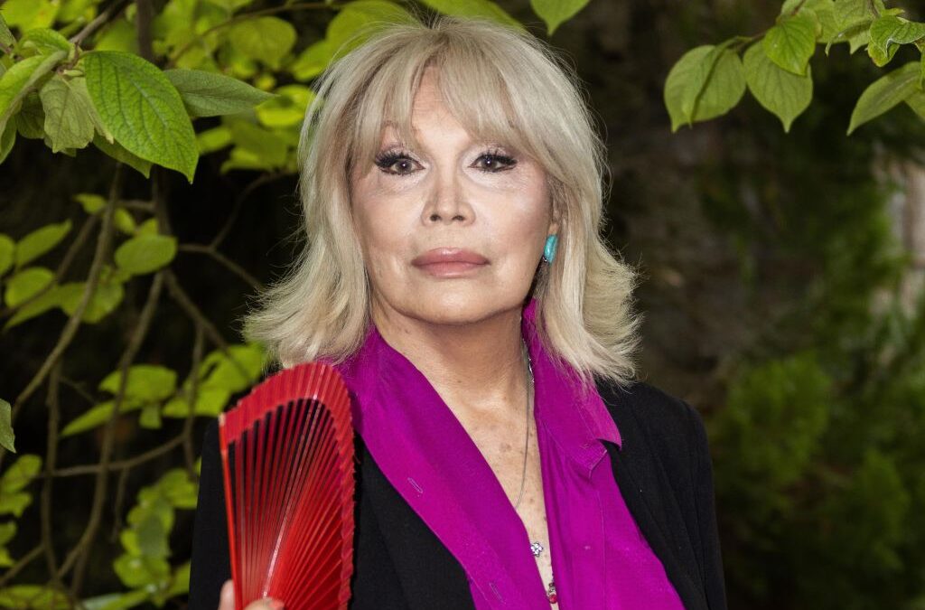Amanda Lear, nuovo disco in francese. E parla di Madonna, Maneskin e Achille Lauro…