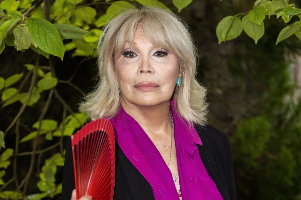 Amanda Lear, nuovo disco in francese. E parla di Madonna, Maneskin e Achille Lauro…