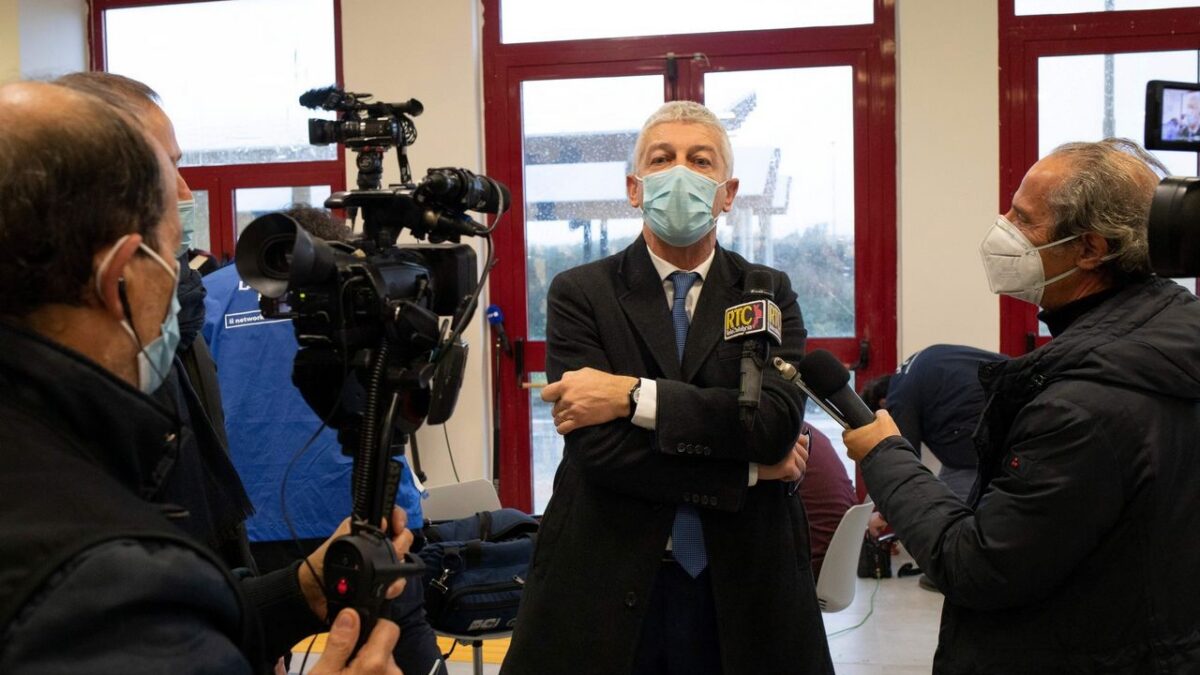 Morra al centro vaccinale di Cosenza diventa un caso politico