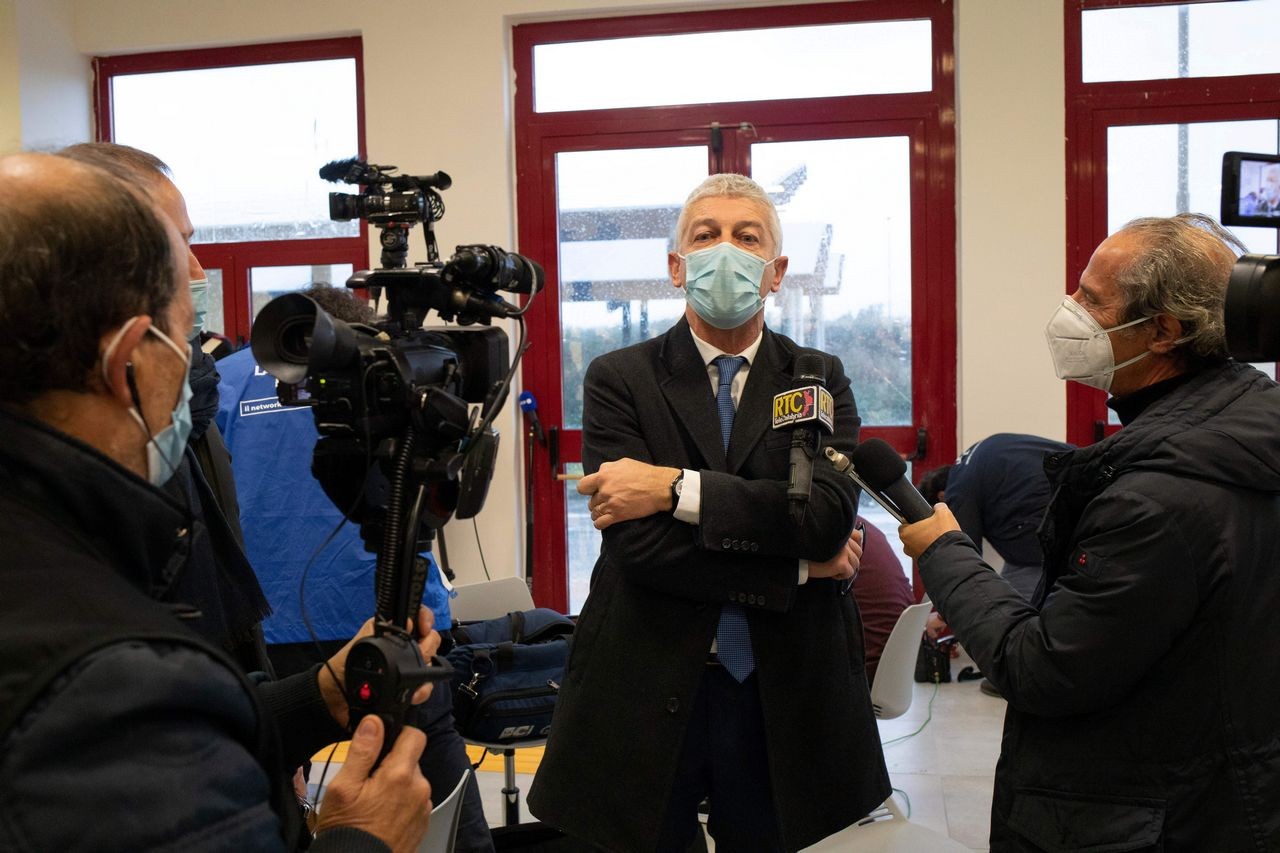 Morra al centro vaccinale di Cosenza diventa un caso politico
