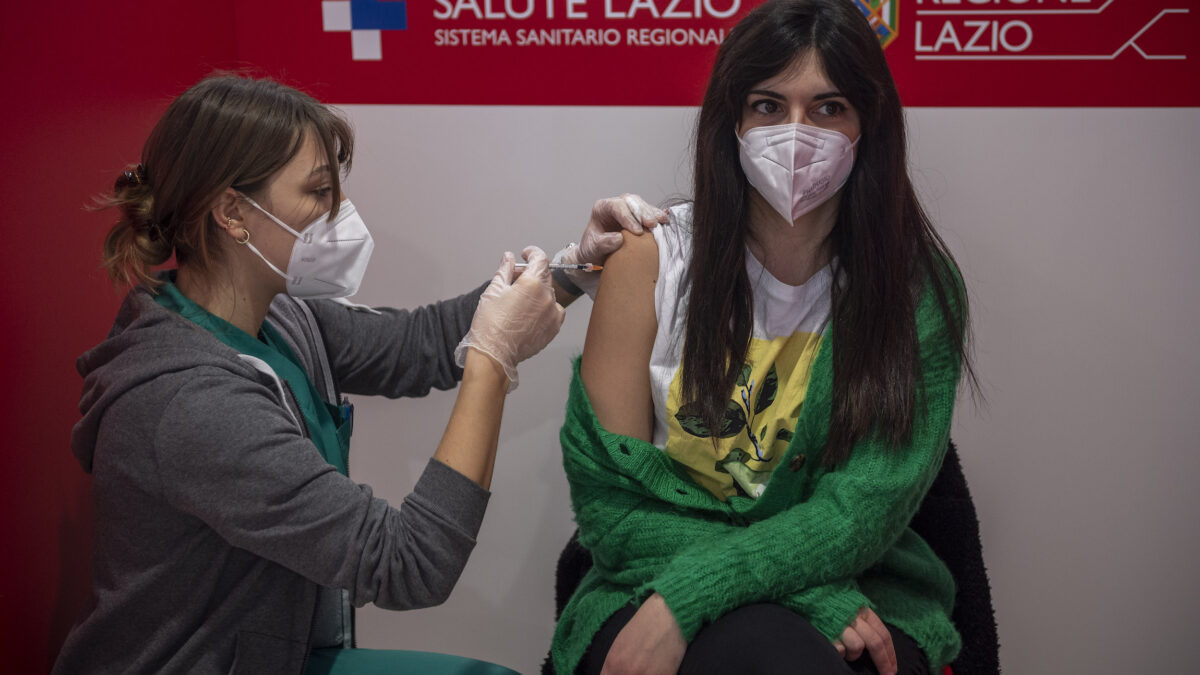 AstraZeneca per tutti e apertura a Sputnik: i prossimi step della campagna vaccinale