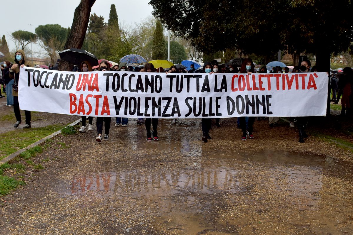 Violentata mentre fa jogging: manifestazione a Villa Gordiani (Roma)