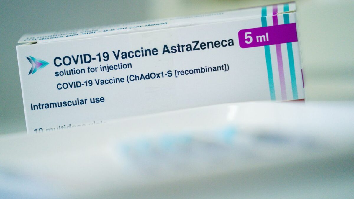 AstraZeneca, l’Italia verso la raccomandazione per gli over 60