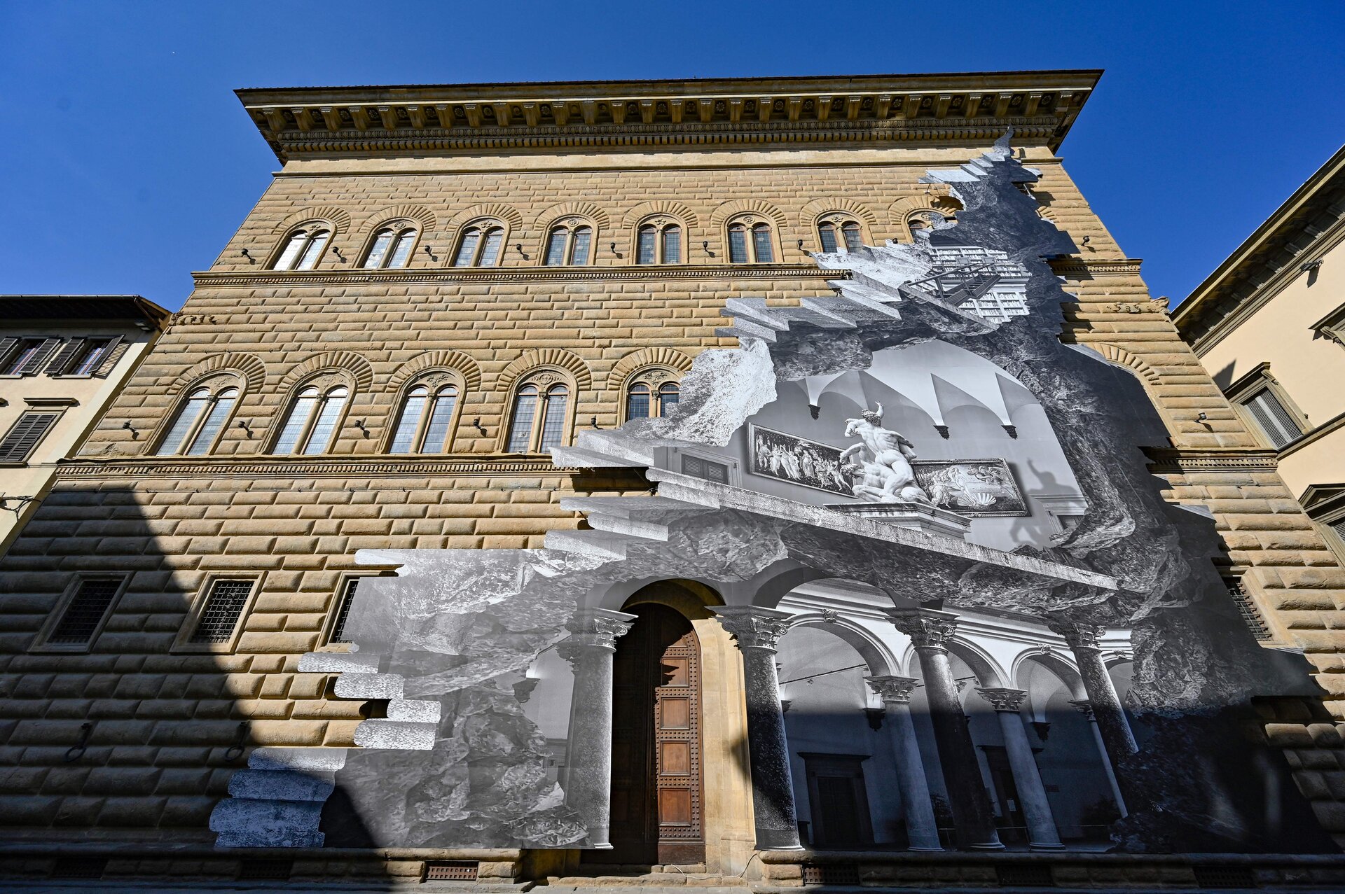 “La Ferita”: l’artista francese JR “riapre” Palazzo Strozzi