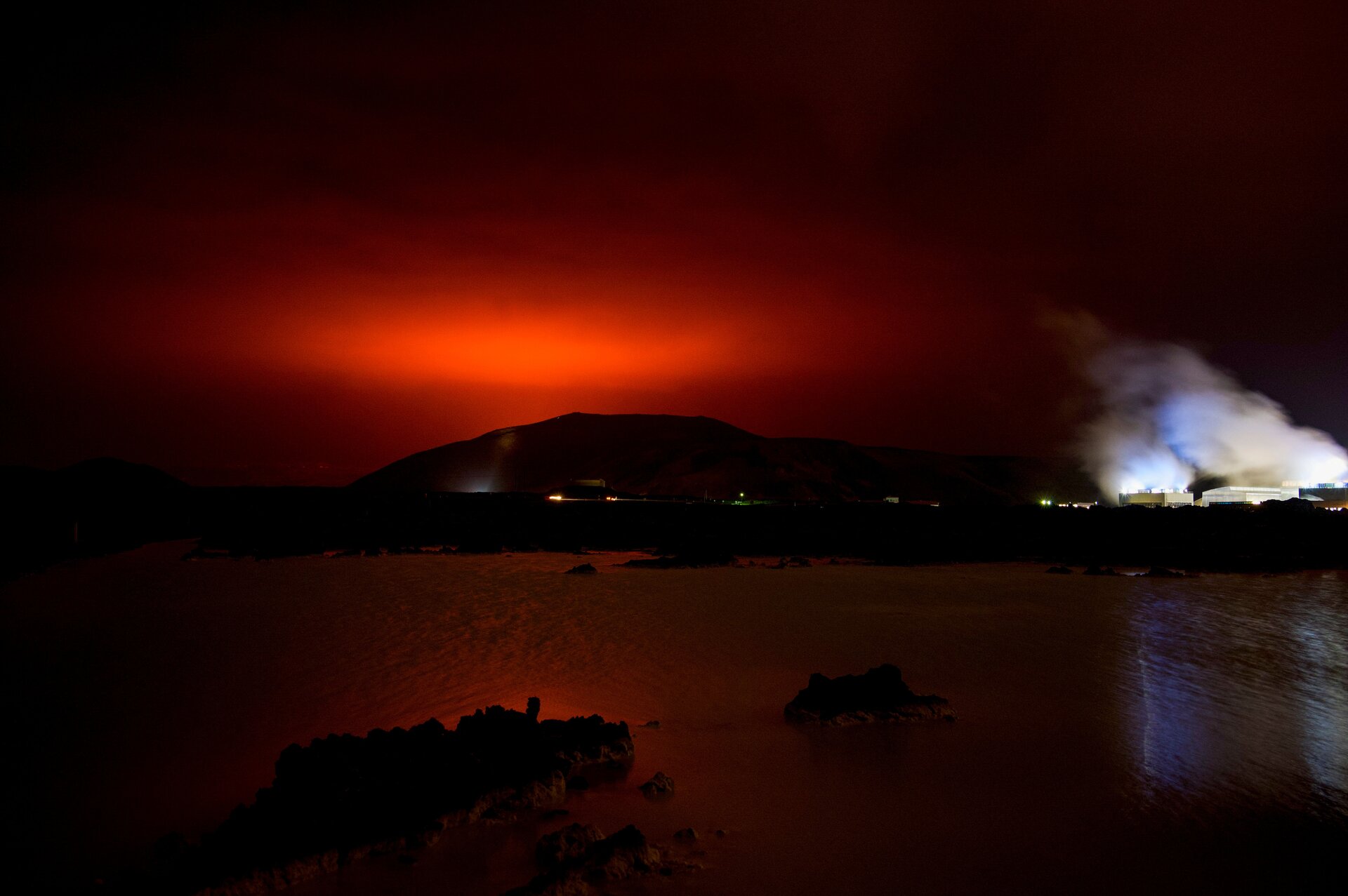 Islanda, erutta un vulcano: nuvole rosse e no-fly zone