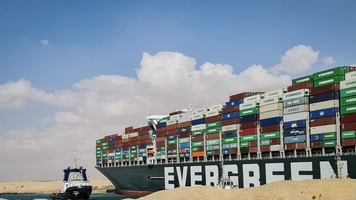 Canale di Suez, la nave Ever Given non è più incagliata