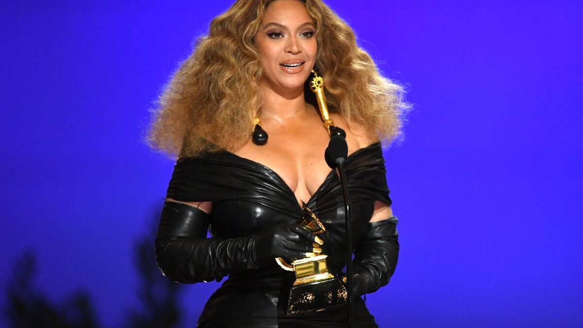 Beyoncé vittima di furto per un milione di dollari. Le indagini della polizia