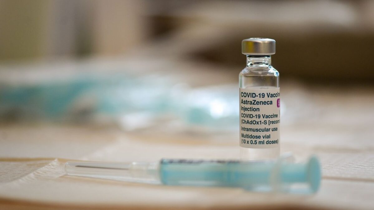 La fake news sui vaccini AstraZeneca rilanciata da un prete (VIDEO)