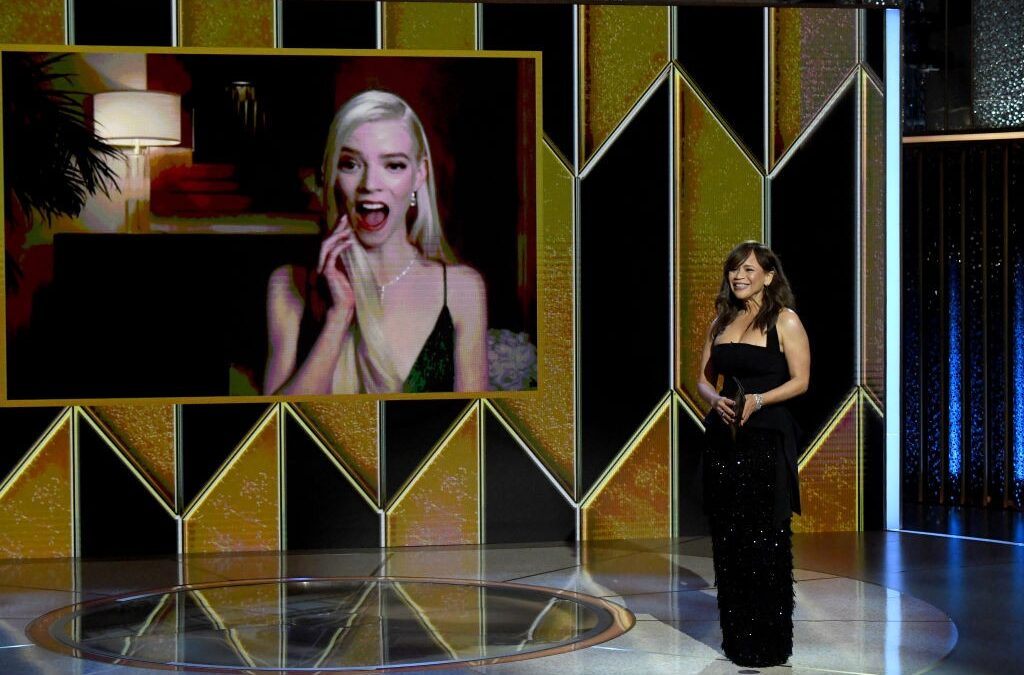 Golden Globe 2021 i vincitori, trionfo Netflix con The Crown e La Regina degli Scacchi