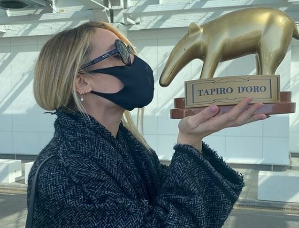 Ilary Blasi riceve il Tapiro d’Oro di Striscia La Notizia (video)