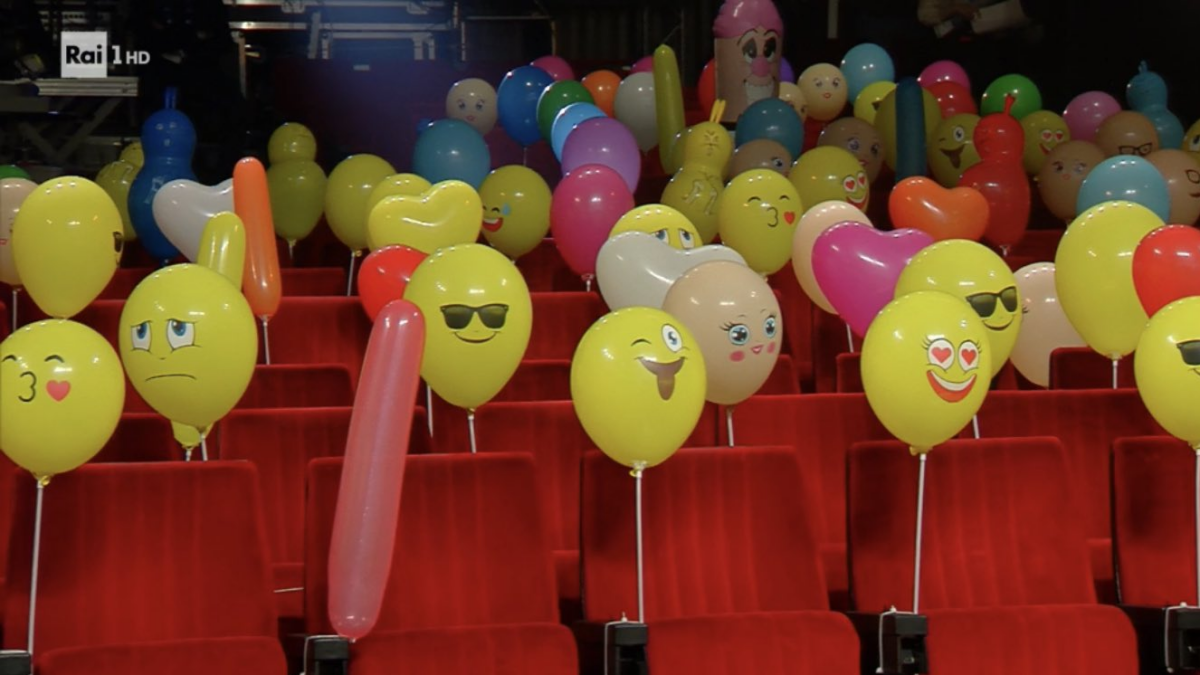 Sanremo 2021, il palloncino fallic0 in platea attrae il web (foto)