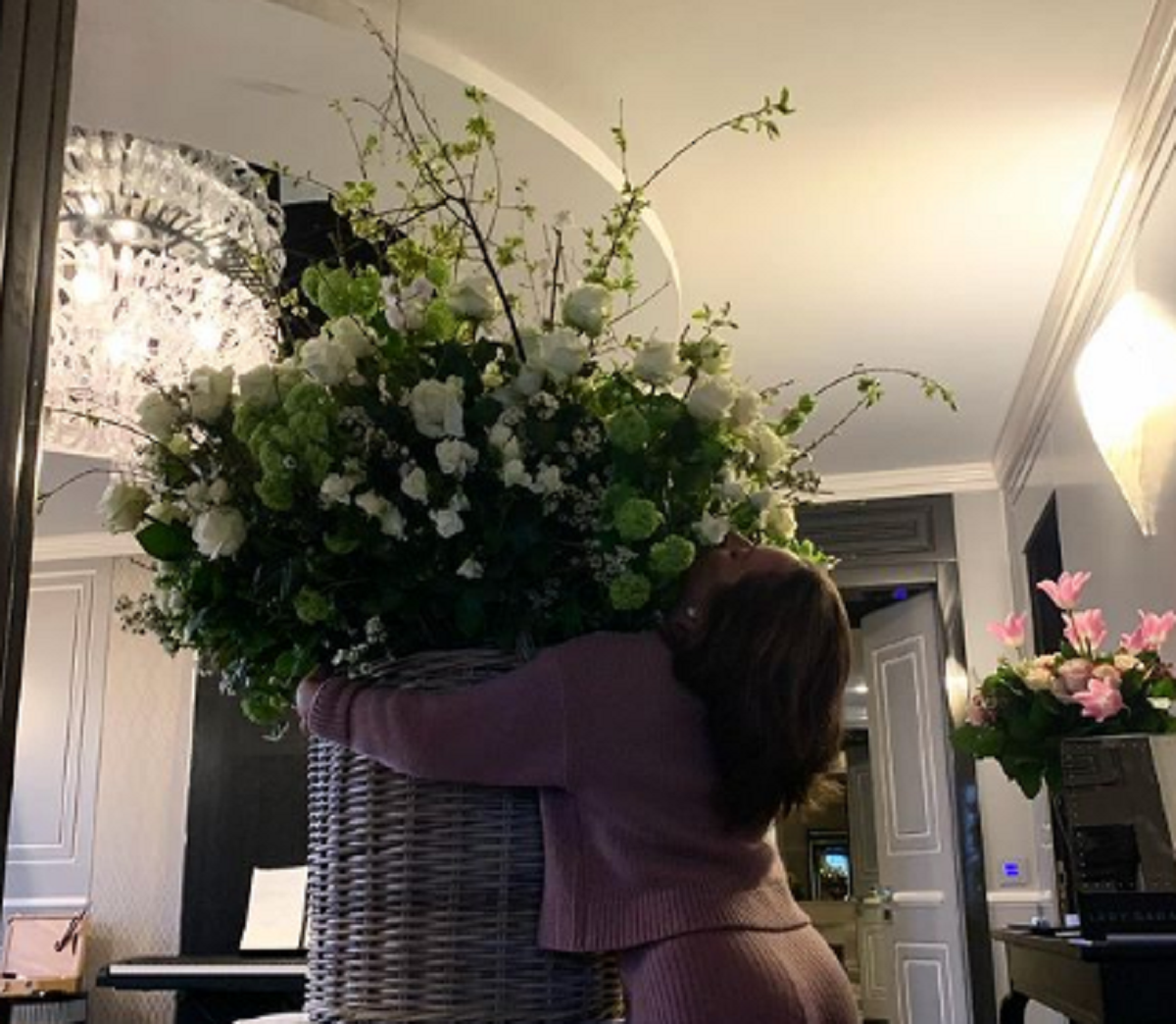 Lady Gaga, il fidanzato Michael Polansky le regala dei fiori per il compleanno