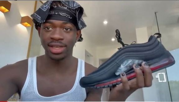 Polemiche e critiche su Lil Nas X: annuncia le “Satan shoes” con una goccia di vero sangue umano