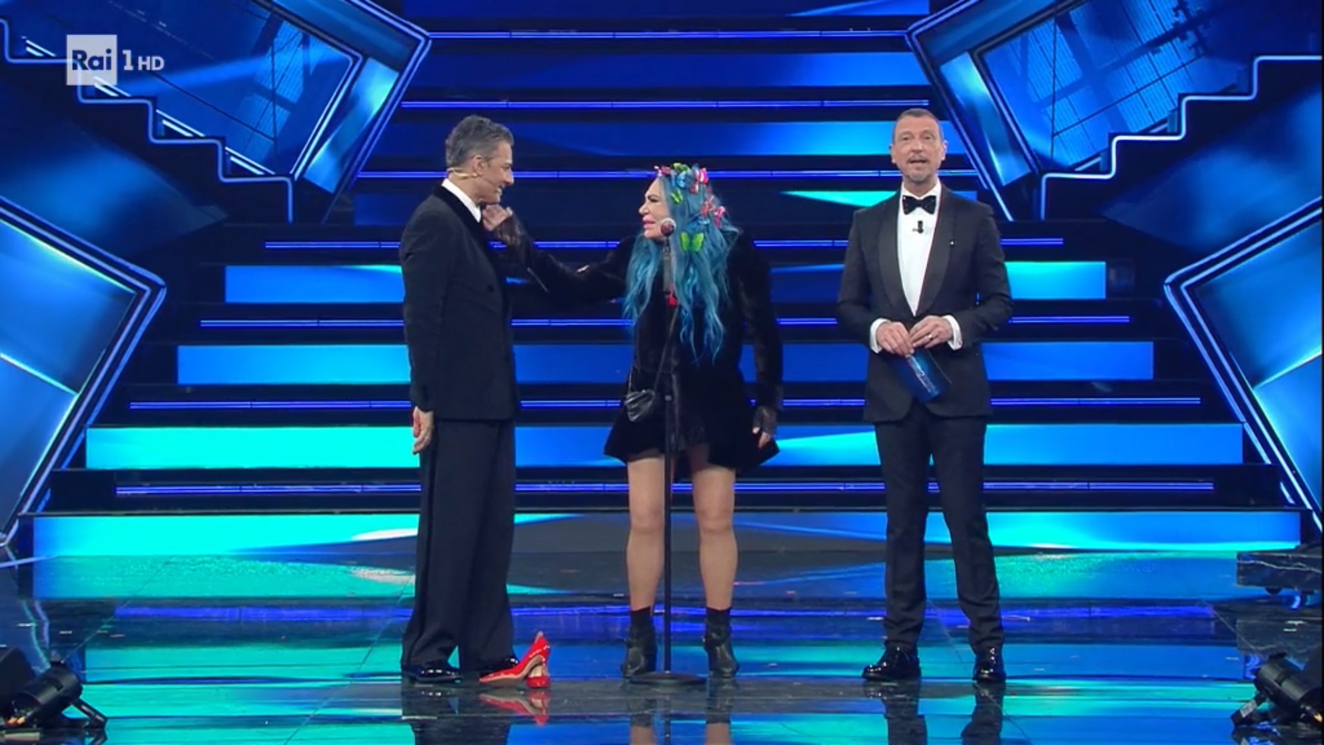 Sanremo 2021, Loredana Bertè porta sul palco dell’Ariston le scarpe rosse contro la violenza sulle donne