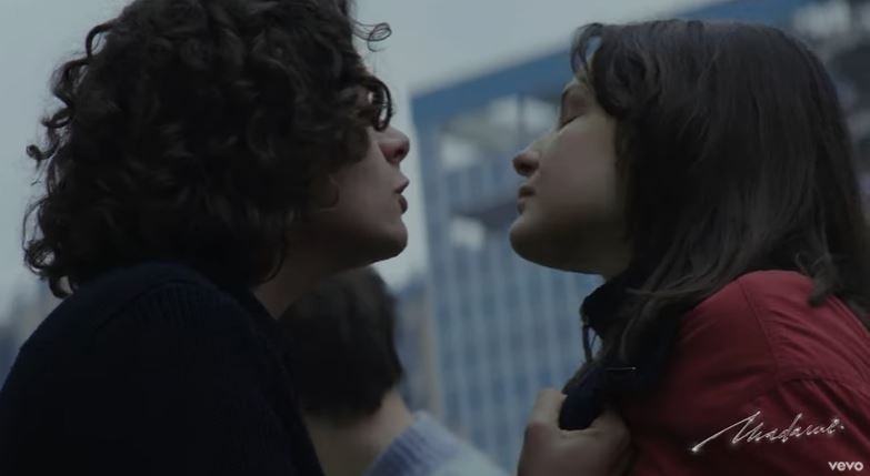 Dimmi ora, Madame feat. Guè Pequeno: audio e testo della canzone (visual video)
