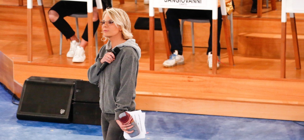 Amici di Maria De Filippi, C’è posta per te e quel rosa che fa la cifra