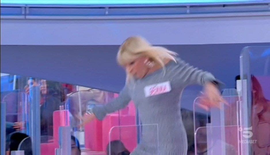 Uomini e Donne: Gemma cade dalle scale (video)