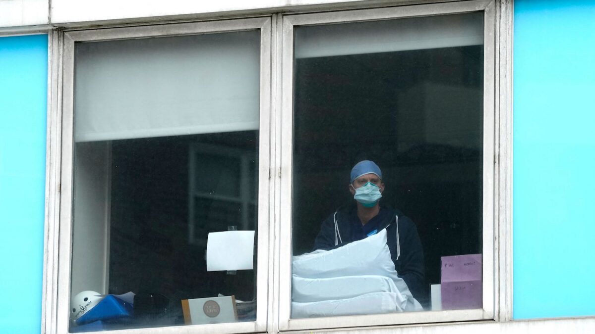 Quarantena per i vaccinati e 2 metri di distanza quando si mangia. Le nuove linee guida in Italia