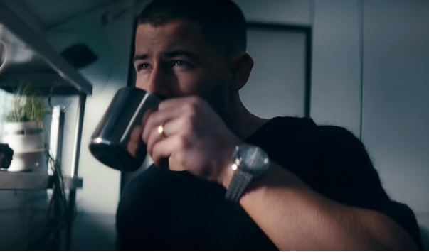 Nick Jonas è un astronauta che vuole tornare dalla moglie nel video di Spaceman