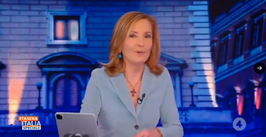 Stasera Italia, Palombelli regina di autoironia: “Grazie alle luci che mi tolgono quindici anni ogni sera”