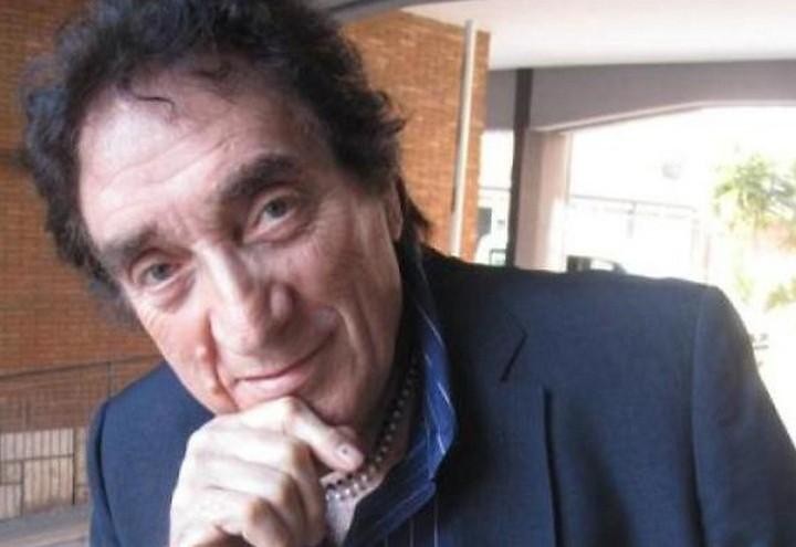 Tony Dallara: “Ho dovuto noleggiare un’ambulanza, pagando 125 euro, per potermi vaccinare”