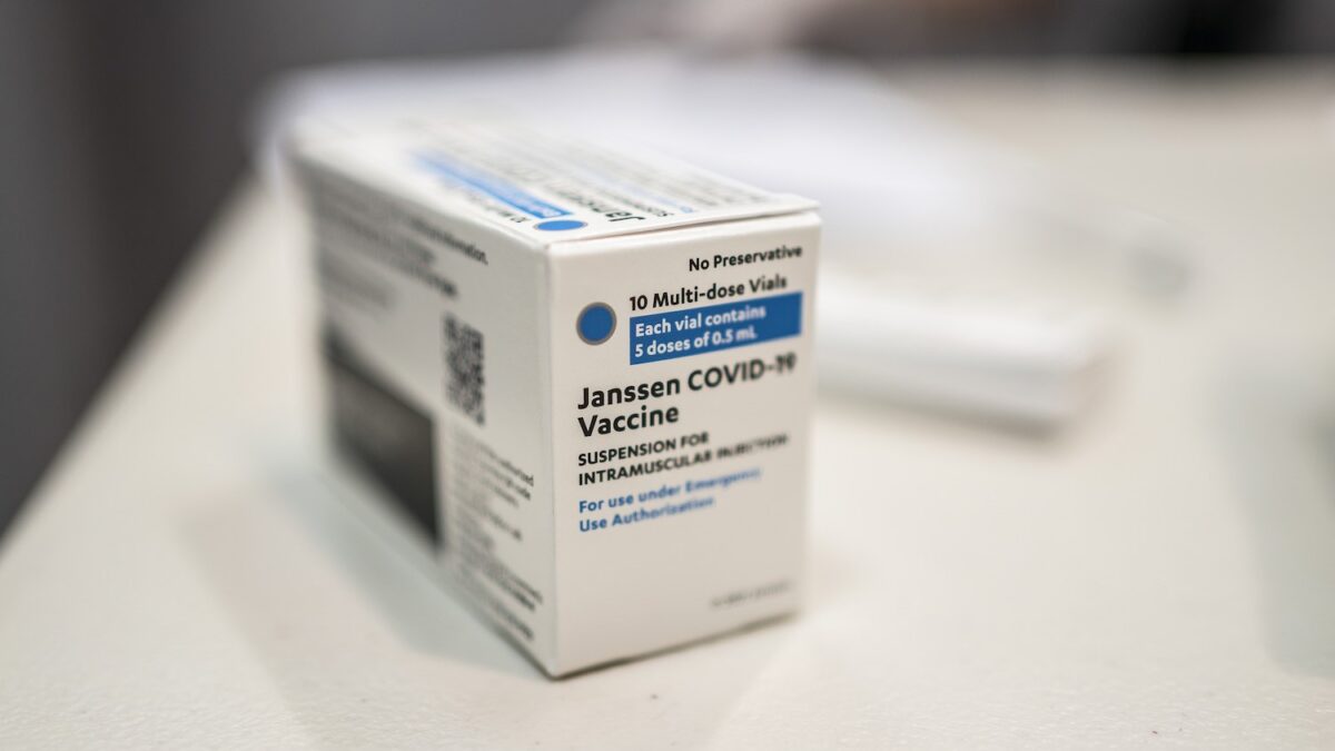 Vaccino di Johnson & Johnson. L’EMA trova un possibile legame coi rari casi di trombosi, ma non consiglia limitazioni