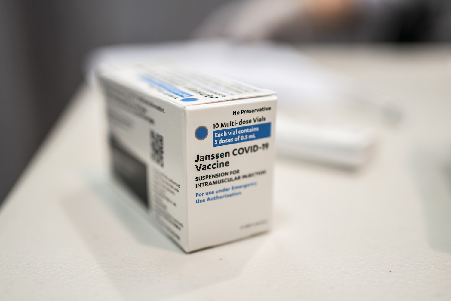 Vaccino di Johnson & Johnson. L’EMA trova un possibile legame coi rari casi di trombosi, ma non consiglia limitazioni