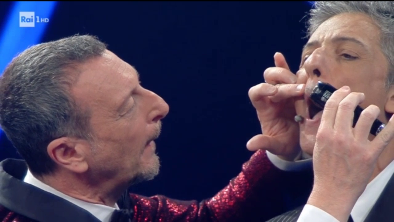 Sanremo 2021, Fiorello ad Amadeus “Ti sei scordato di me?” e si rasa i baffi sul palco