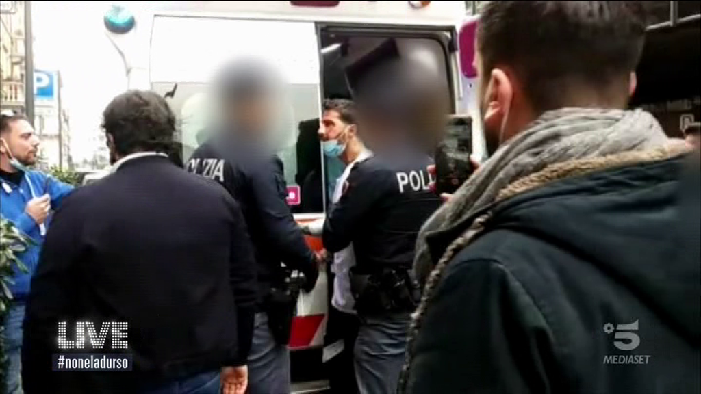 Live Non è la d’Urso, Fabrizio Corona: ricoverato in psichiatria e sciopero della fame