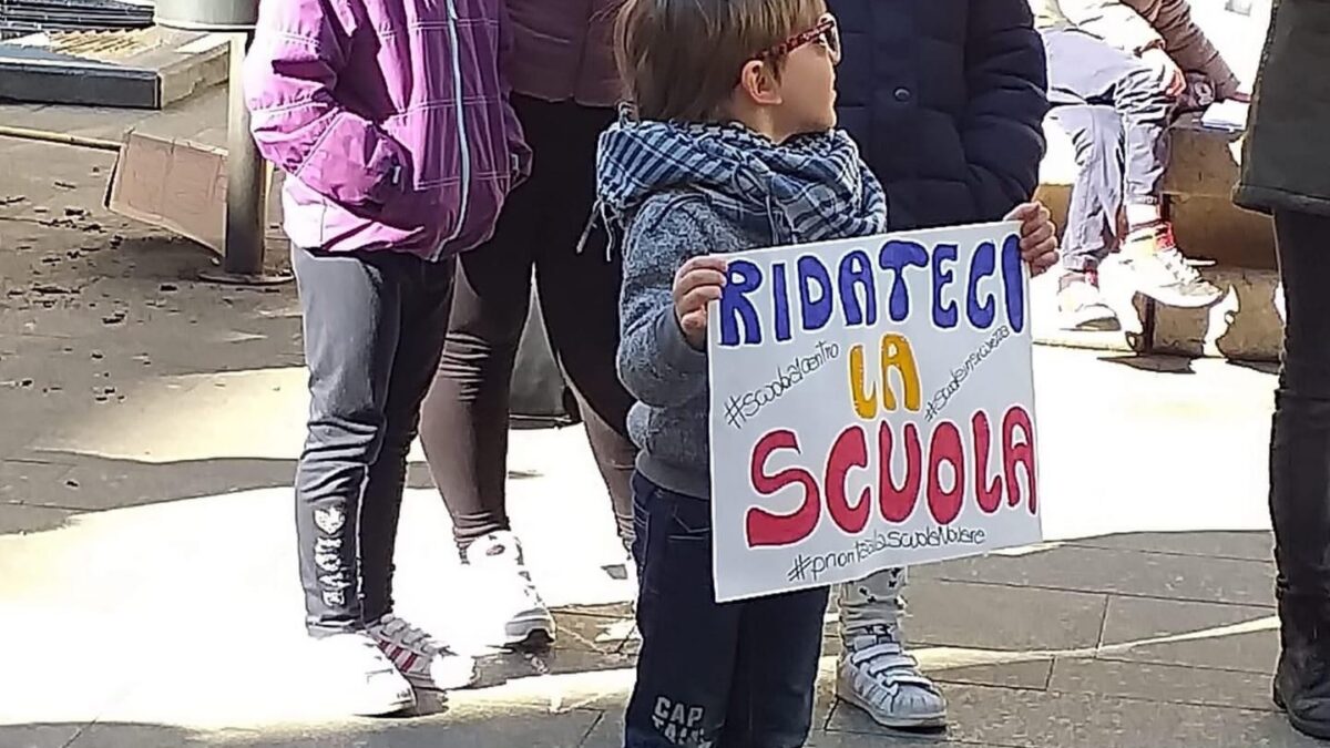 Priorità alla scuola: a Novara la protesta si fa intergenerazionale