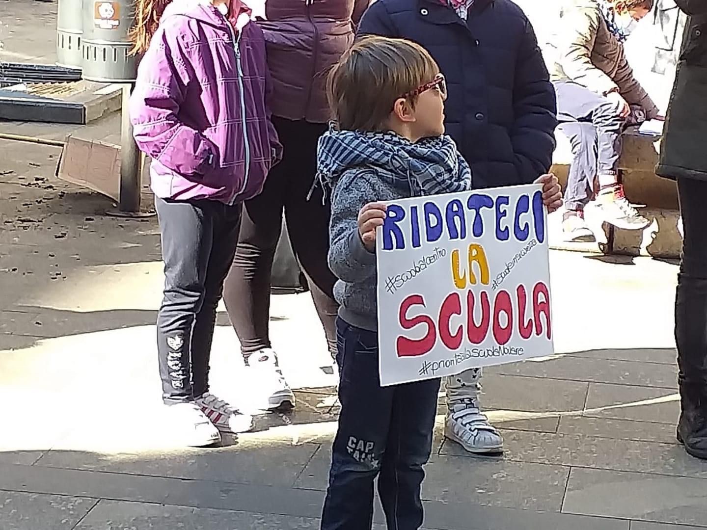 Priorità alla scuola: a Novara la protesta si fa intergenerazionale