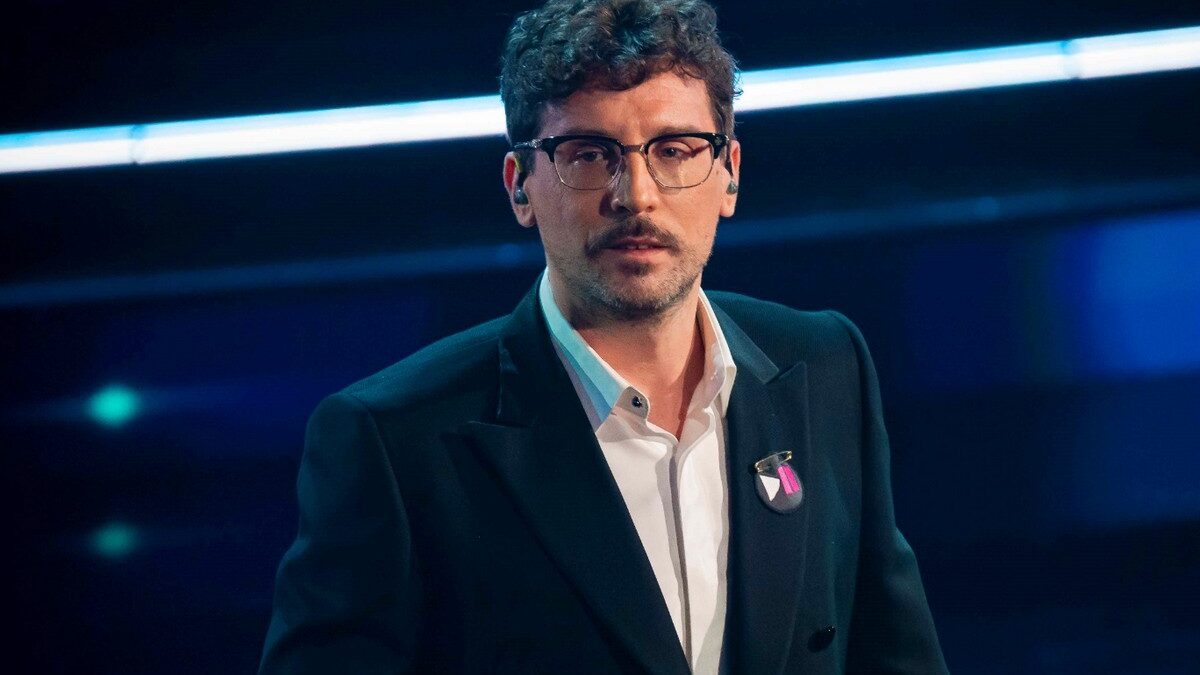 Willie Peyote si scusa dopo le offese a Sanremo: “Sono una testa di caxxo, ho detto una minchiata” (VIDEO)