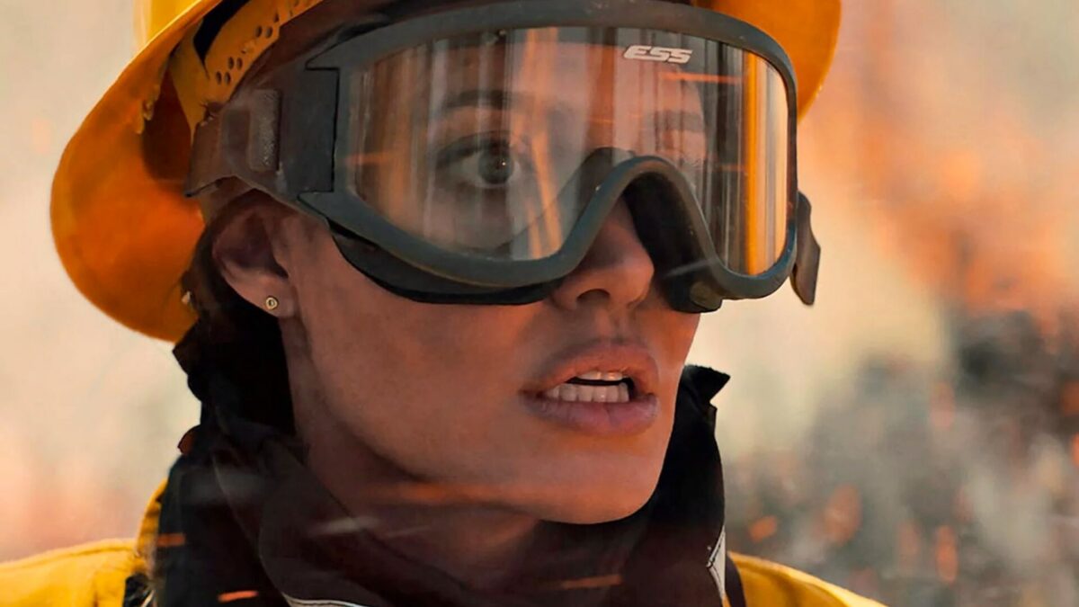 Angelina Jolie è un vigile del fuoco paracadutista nelle foto di “Those Who Wish Me Dead”