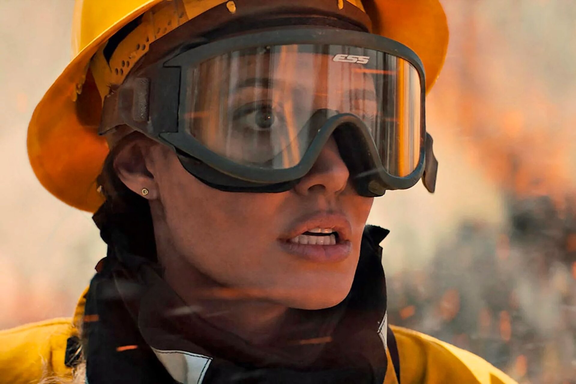 Angelina Jolie è un vigile del fuoco paracadutista nelle foto di “Those Who Wish Me Dead”