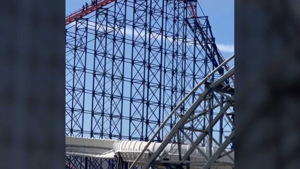 Blackpool: le montagne russe si bloccano, ragazzi scendono a piedi