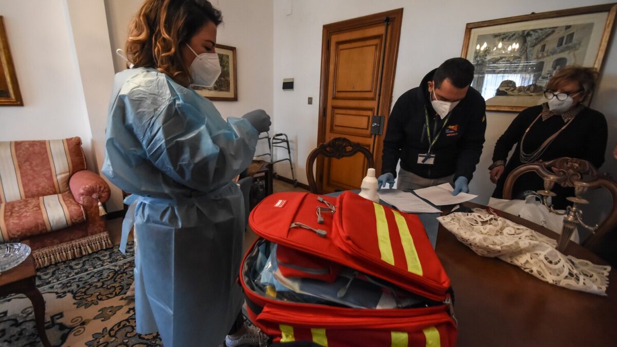 Come cambia la cura dei pazienti COVID a casa: le nuove linee guida del Ministero