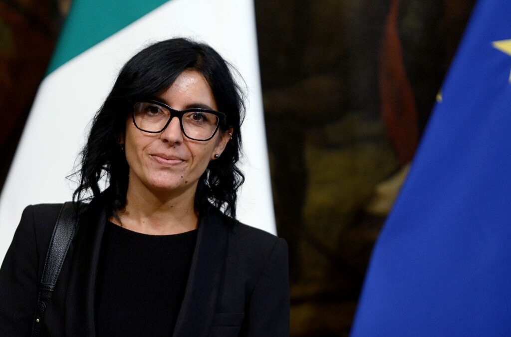 Alla ministra Dadone la delega per le politiche antidroga. Le reazioni dei partiti di centrodestra: “è un’antiproibizionista”