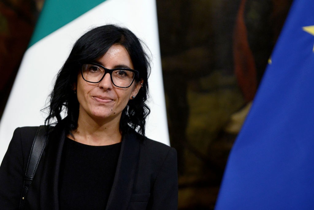 Alla ministra Dadone la delega per le politiche antidroga. Le reazioni dei partiti di centrodestra: “è un’antiproibizionista”