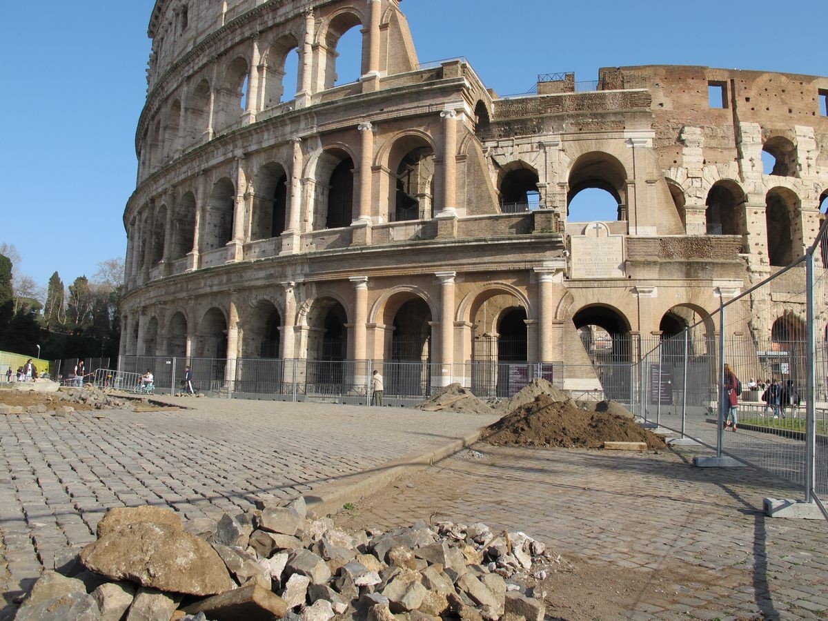 Roma: nuovi sampietrini al Colosseo, ma non solo