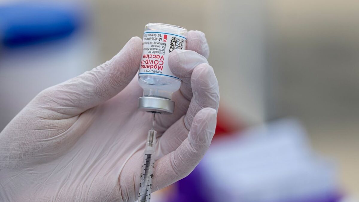 Vaccini Pfizer e Moderna: cambiano i tempi per il richiamo
