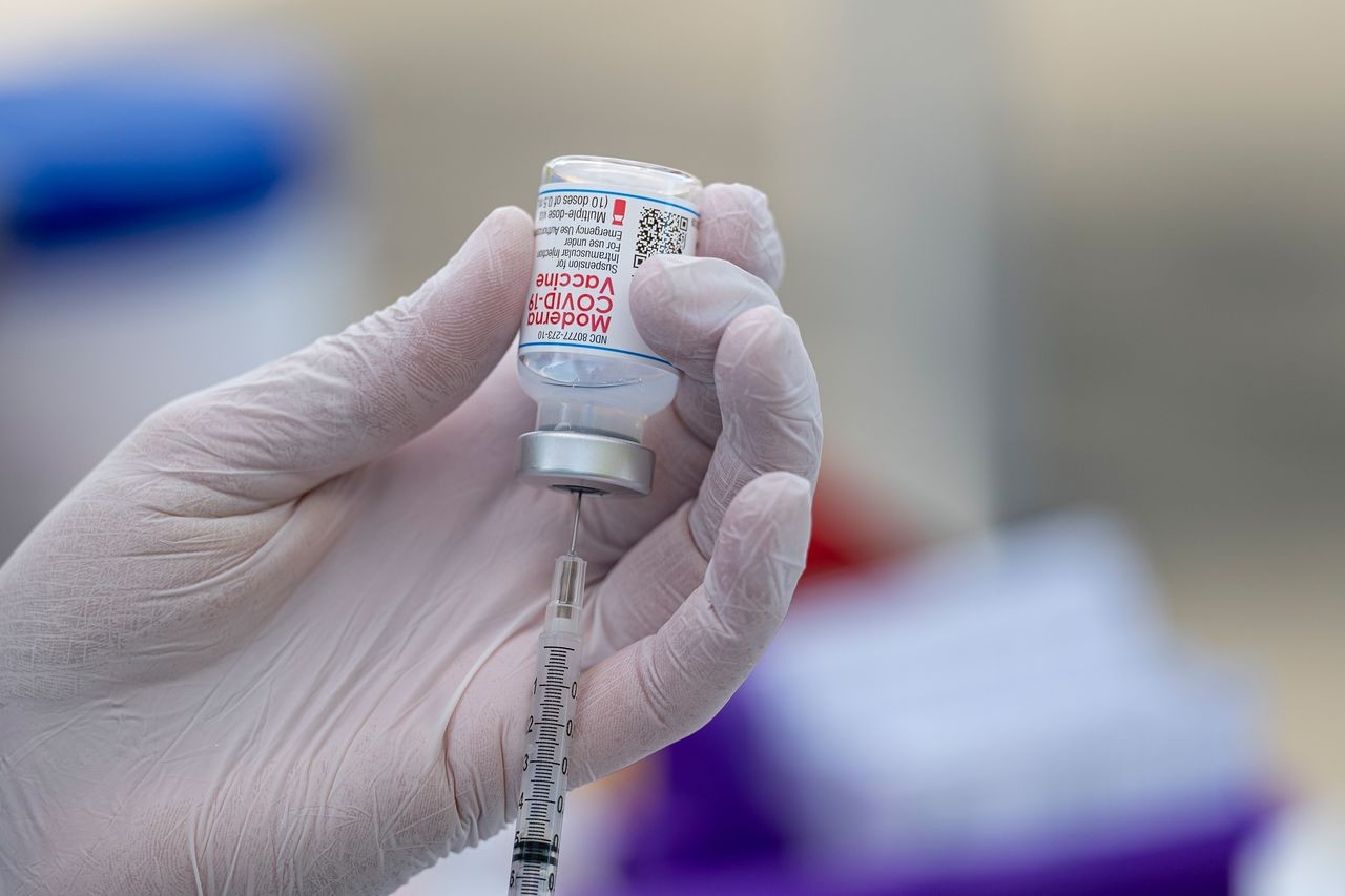 Vaccini Pfizer e Moderna: cambiano i tempi per il richiamo
