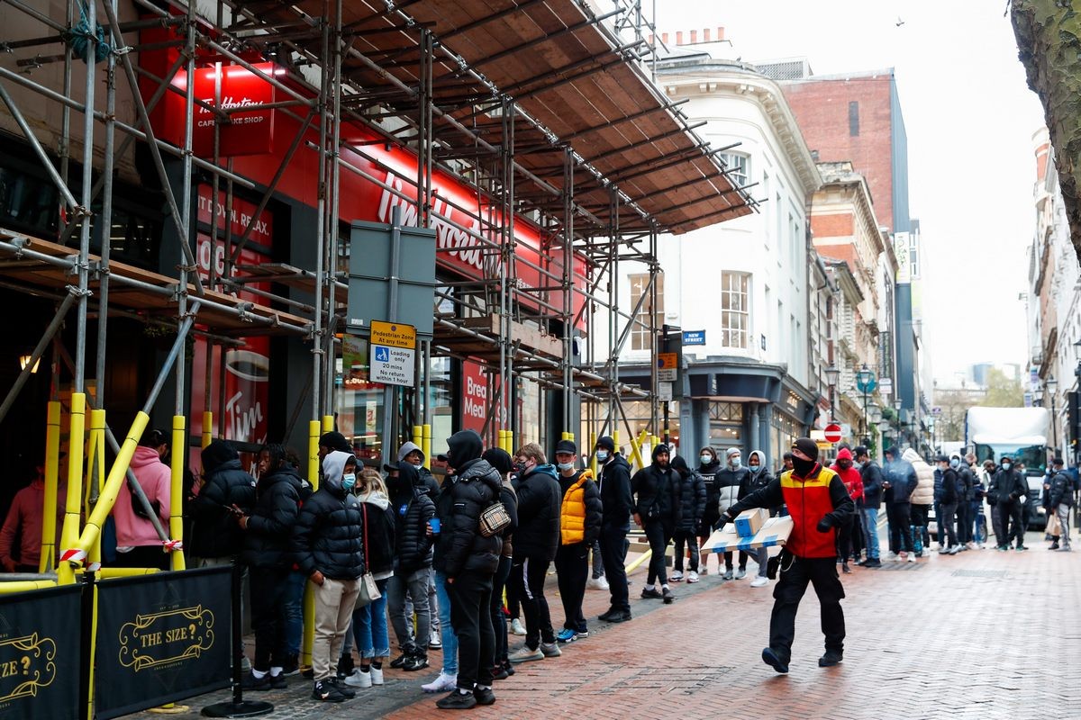 Inghilterra: code per un paio di sneakers dopo 100 giorni di lockdown