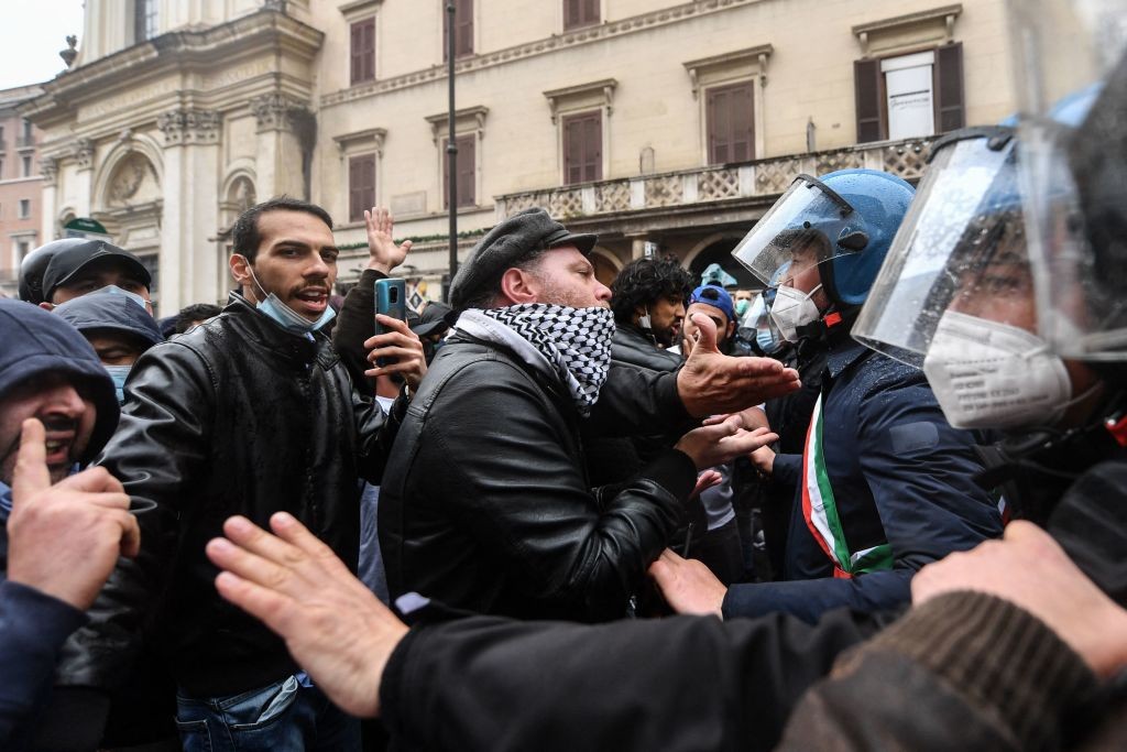 Roma, tensioni e cariche della polizia al sit-in “IoApro”