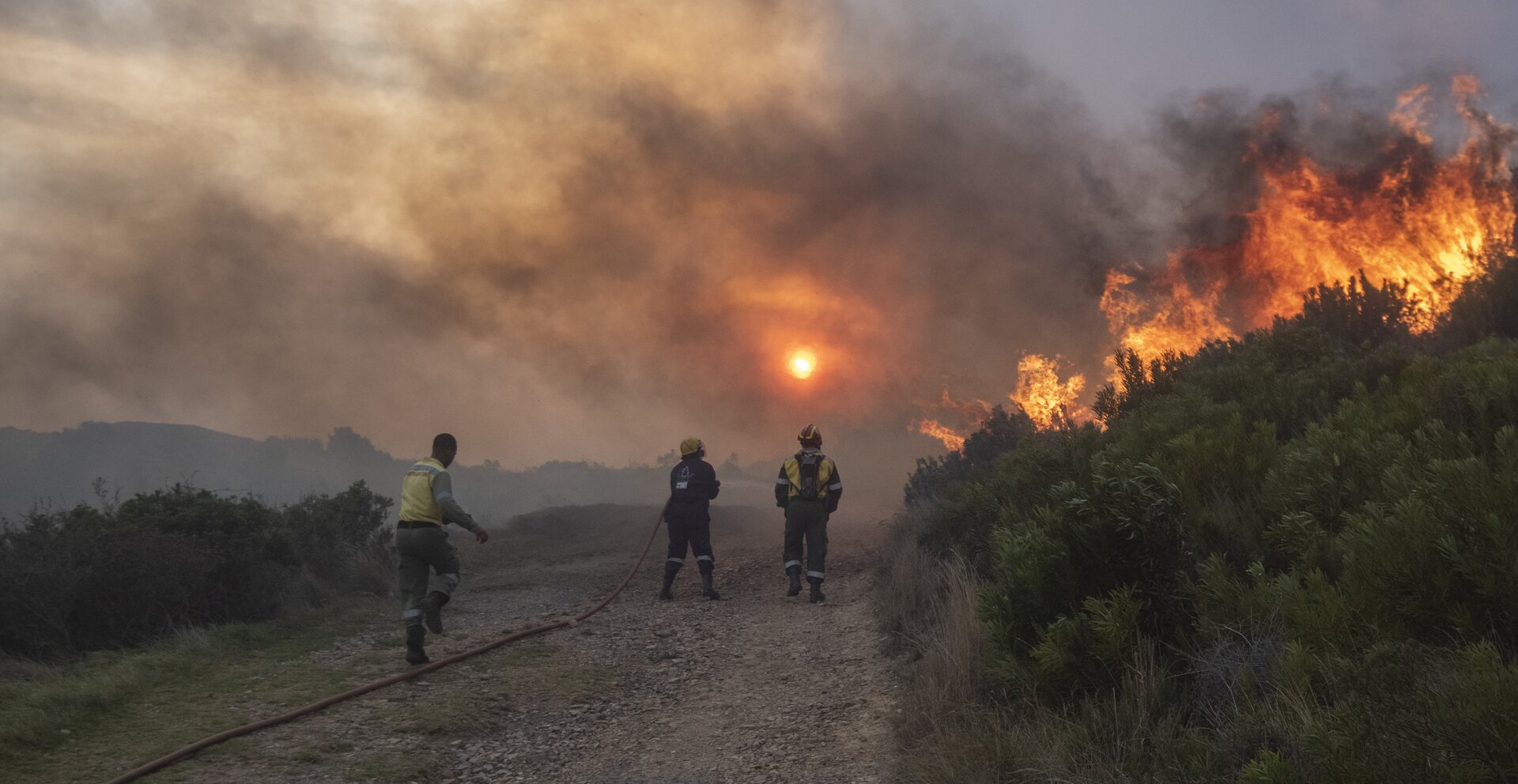 Sudafrica, le fiamme avvolgono Città del Capo